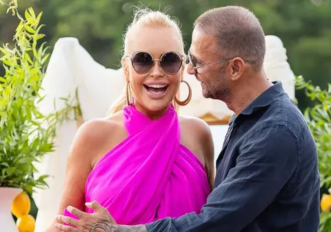 Cine este bărbatul alături de care Vica Blochina a fost surprinsă sărutându-se. Au apărut împreună, la ziua ei: „Te iubesc”