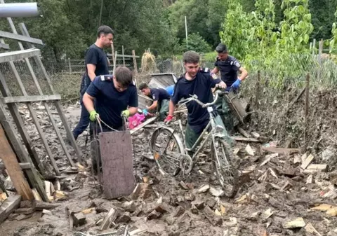 Stare de alertă în comuna Borca, județul Neamț, din cauza buștenilor și cadavrelor de animale aduse de viitură