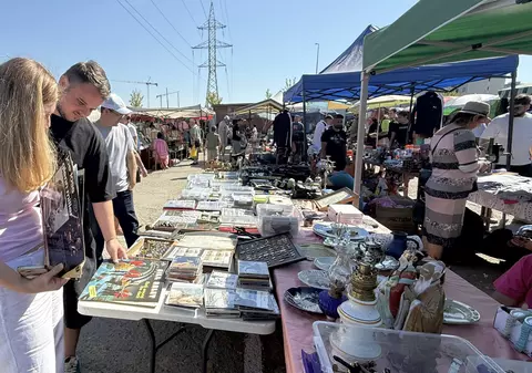 Cum ajung viniluri de zeci de ani să valoreze sute de lei în târgul de vechituri din București: „Uite, frate, ăsta e original Electrecord!”