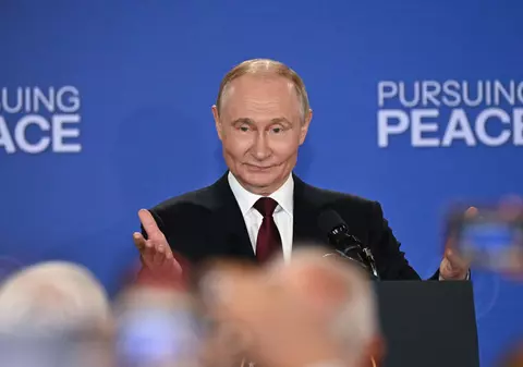 Vladimir Putin e fericit că a fost reabilitat diplomatic de Donald Trump și nu mai negociază pacea, atacă Ucraina și vrea capitularea Kievului