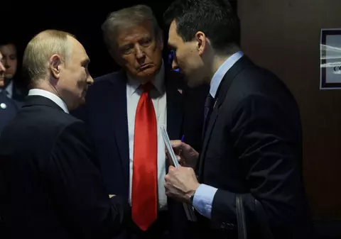 Cum a încercat Vladimir Putin să depășească „complexul lui Napoleon” la summitul cu Donald Trump. Imaginile care au reaprins speculațiile despre sănătatea lui