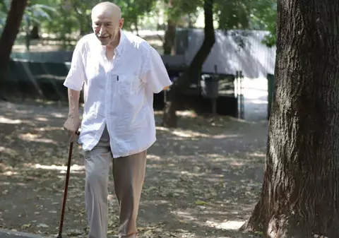 Victor Rebengiuc, la 92 de ani, surprins de fotoreporterul Libertatea în Cișmigiu: „5 lei costă o poză cu mine! Ai mărunt?”