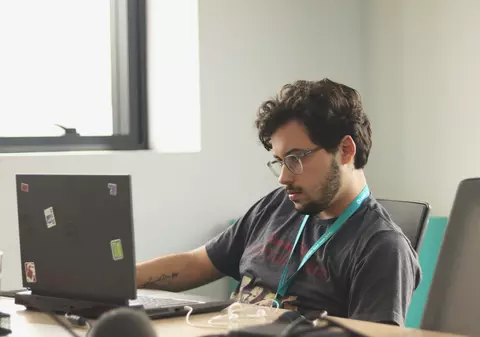 Absolvenții de liceu, studenții și absolvenții de studii universitare se pregătesc de angajare odată cu venirea toamnei