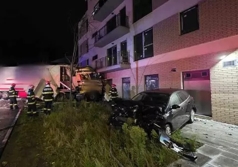 Un TIR scăpat de sub control lovește mașini parcate și un stâlp de curent la Cluj-Napoca, apoi intră în zidul unui bloc