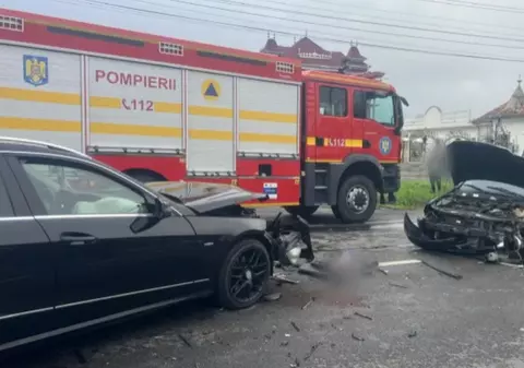 Accident în Cluj, pe DN 1, la ieșirea din Huedin, cu un autotren și trei autoturisme implicate: o femeie și un copil au fost transportați la spital