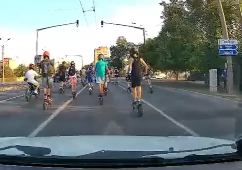 Adolescenții pe trotinete electrice din Timișoara au băgat spaima în șoferi și pietoni: poliția promite controale mai dure