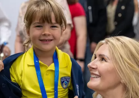 Fetița Alessandrei Stoicescu a început școala privată. Cât costă taxa la unitatea unde învață Sara: „Acest moment bate toate breaking news-urile”