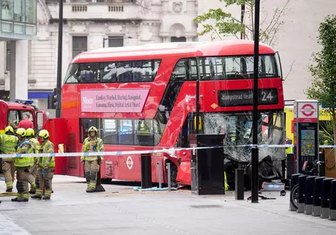 Un autobuz turistic a provocat panică în Londra după ce a intrat în mulțime pe Victoria Street: mai mulți răniți