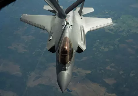 Flota misterioasă de avioane cisternă ale Forțelor Aeriene SUA care au traversat Atlanticul stârnește îngrijorări. Când au mai fost trimise