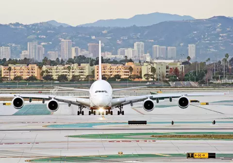 Un zbor de 16 ore s-a transformat într-un adevărat coșmar pentru pasagerii unui avion, după ce au aflat că pilotul s-a îmbolnăvit