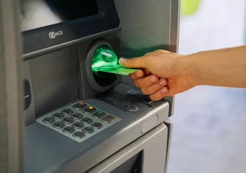 Un american a uitat în bancomat chitanța și toată lumea a aflat câți bani mai are în cont: „E incredibil ce vieți trăiesc oamenii”
