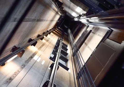 Bărbat în vârstă blocat patru zile în liftul casei, fără hrană, apă sau posibilitatea de a cere ajutor