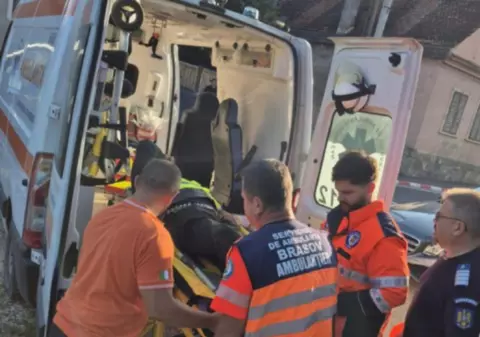 Un bărbat a rămas cu piciorul prins sub roata unei autoutilitare, jandarmii din Brașov au intervenit de urgență