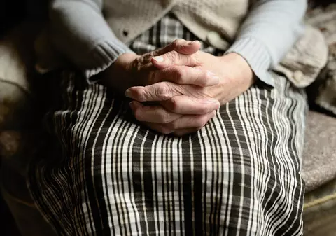 Un nigerian din Cluj, acuzat că ar fi ajutat străini să înșele pensionare din România: se dădeau muzicieni și medici ONU pentru a primi bani