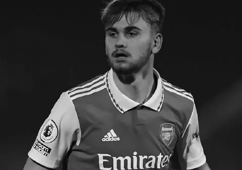 Un fost atacant al lui Arsenal a murit la 21 de ani, după ce s-a izbit de un zid în timpul unui meci: microbiștii cer schimbarea legii