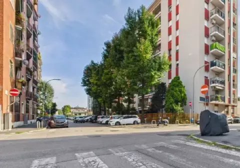 A vrut să se sinucidă sărind de la etajul 4, a căzut peste vecina sa, a ucis-o și este acuzat de omor din culpă: „Francesca ieșise să ducă gunoiul”