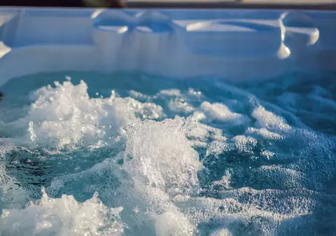 Un român a păcălit un italian să cumpere o cadă cu hidromasaj pe internet, apoi s-a făcut nevăzut