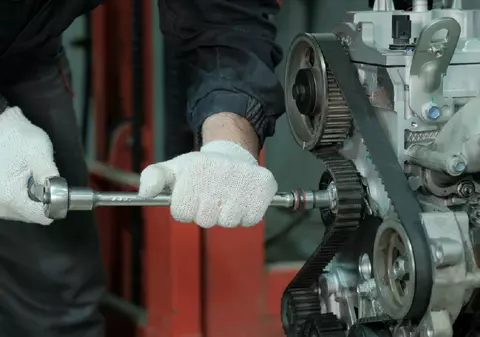 Cel mai mare producător mondial de mașini electrice cumpără cu 10.000 de euro orice vehicul cu o curea de distribuție în baie de ulei, în Italia