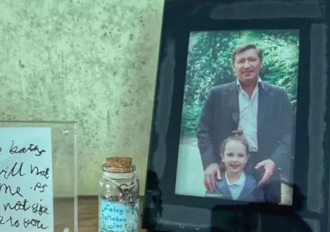 Conac de 4 milioane de euro, abandonat lângă Londra și găsit întâmplător de o femeie: „Nu mi-a venit să cred ce era înăuntru” | VIDEO