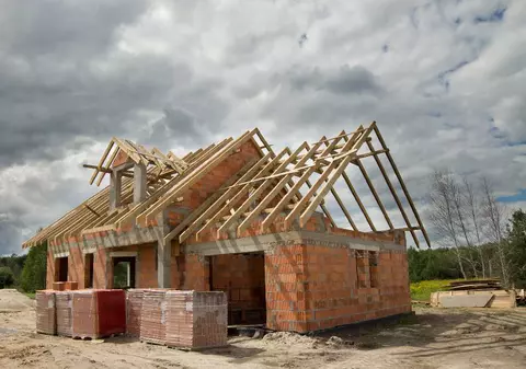 Cât costă să ridici o casă de 120 de metri pătraţi la roşu, în 2025