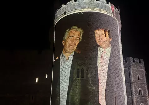Imagini cu Donald Trump şi Jeffrey Epstein proiectate pe Castelul Windsor înaintea vizitei președintelui american în Marea Britanie | VIDEO