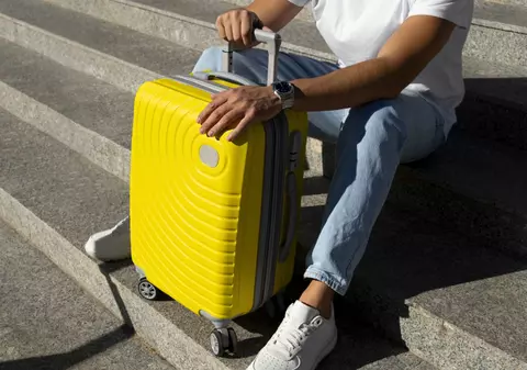 Ce nu le lipsește românilor din bagaj când pleacă în vacanță. Are legătură cu locul de muncă