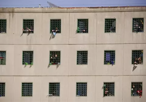 O româncă de 26 de ani s-a sinucis în închisoarea cea mai dărăpănată din Italia