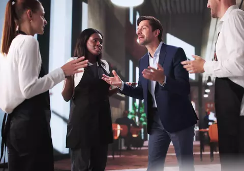 Tribunalul a decis că insultarea șefului nu a justificat concedierea imediată a angajatei, în Marea Britanie. Ce despăgubiri a primit după ce a fost dată afară din firmă