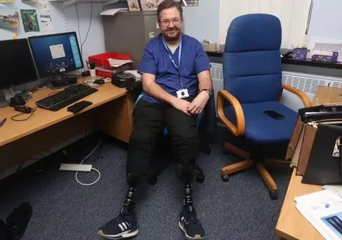 Medicul britanic care și-a amputat singur picioarele pentru un fetiș sexual, condamnat la 32 de luni de închisoare pentru fraudă