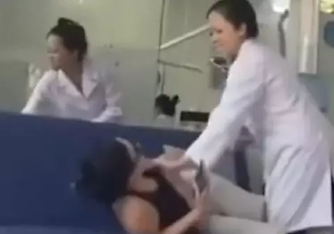 Dentista a luat la bătaie pacienta care venise să- ceară socoteală, în Vietnam: „M-a lovit cu o bară metalică, mi-a spart ochelarii și telefonul”