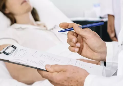 O femeie din Bistrița a vândut creme cu mercur, iar una dintre cliente s-a intoxicat și a fost internată în stare gravă. Poliția, pe urmele afacerii ilegale