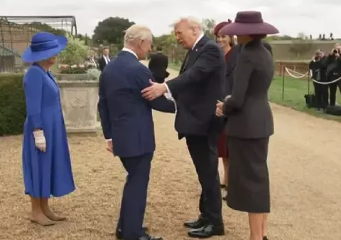 Donald Trump nu s-a înclinat în fața regelui și a reginei, încălcând grav eticheta