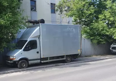 O dubă abandonată, care blochează trotuarele din Cluj și forțează mămicile cu cărucioare să intre în trafic aglomerat, a stârnit furia oamenilor