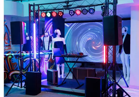 Echipamente esențiale pentru DJ: de la boxe la lumini de scenă