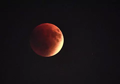 Cum a fost surprinsă „Luna sângerie” pe cerul României: imagini cu eclipsa totală