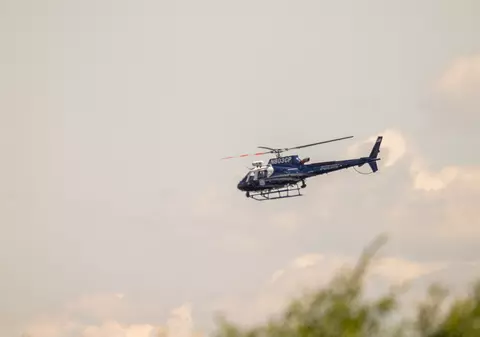 Doi români care n-au furat nimic au fost urmăriți de un elicopter, drone și câini polițiști, până au fost prinși: „Vrăbii împușcate cu tunuri”