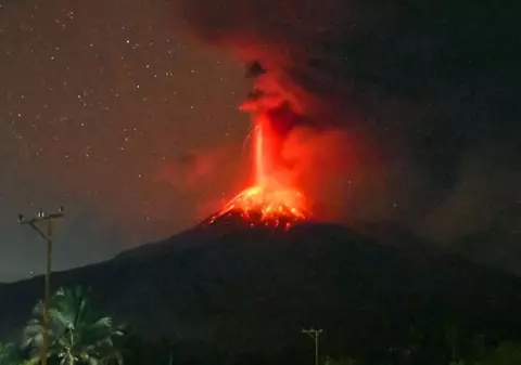Imagini spectaculoase cu momentul în care vulcanul Lewotobi Laki-Laki din Indonezia erupe din nou. Zborurile din Bali au fost suspendate