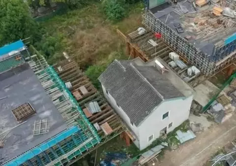 Mătușa Zhang, ultimul obstacol în calea unui proiect feroviar de 5,3 miliarde de dolari. Prețul absurd cerut de femeie pentru o casă modestă