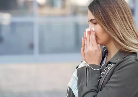 Ambrozia, inamicul nevăzut pe timp de toamnă: de ce ne chinuim în fiecare an?