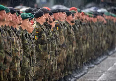 Soldații nemți care păzesc permanent granița NATO din Lituania primesc prăjituri în cafenele și oamenii le mulțumesc pe stradă