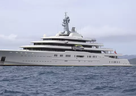 Iahtul cu submarin și sistem antirachetă nu s-a mișcat din port de 3 ani, dar consumă o tonă de motorină pe zi