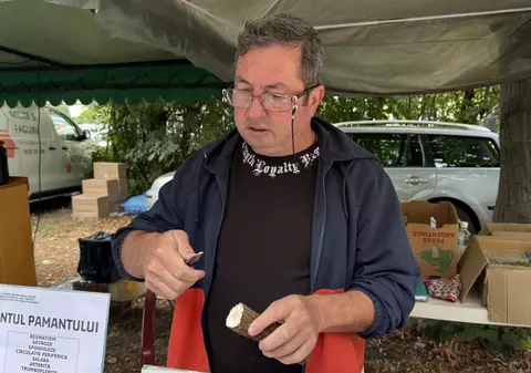 „O să ardă, dar nu vă speriați”. Printre rădăcini și plante medicinale, un prahovean duce mai departe secretele naturii, vindecând suferințe cu leacuri miraculoase