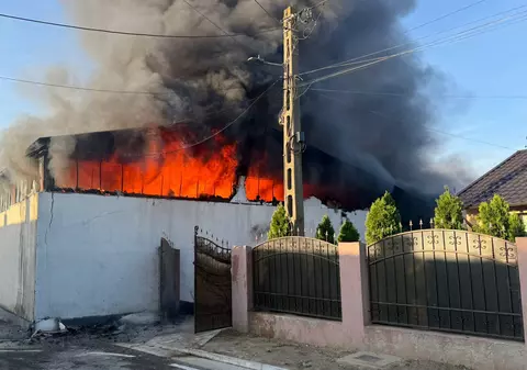 Incendiu violent la o hală din Galați. Flăcările au cuprins sute de metri pătrați. Cauza focului a fost stabilită de pompieri