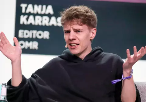 Un podcaster celebru propune interzicerea TikTok pentru persoanele de peste 60 de ani: „Tinerii disting mai ușor conținutul generat de inteligența artificială”