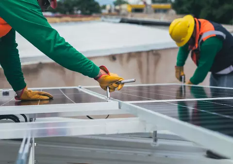 Panouri fotovoltaice montate pe balcoane: cât costă kiturile și ce economii pot aduce locatarilor de bloc