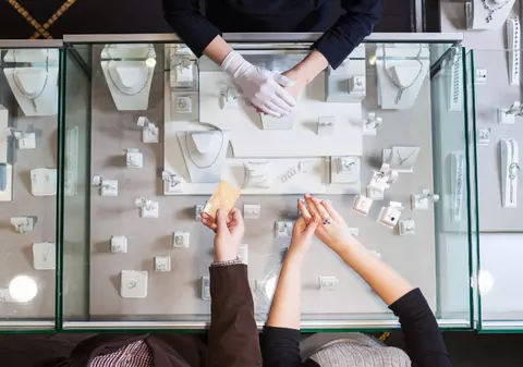 Șeful unui magazin de bijuterii de lux a ordonat angajaților să se prefacă în clienți pentru a păcăli investitorii. Pagubă de 170 de milioane de lire sterline