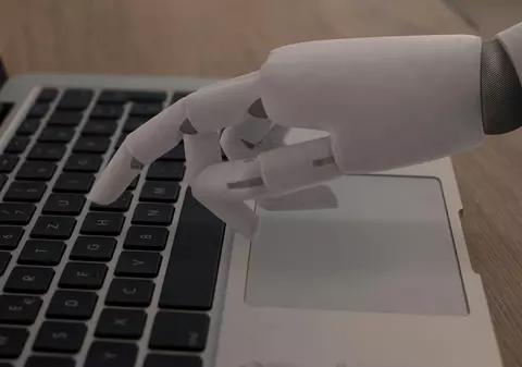 Inteligența artificială lovește carierele la început de drum: angajările de absolvenți, în scădere cu 50%