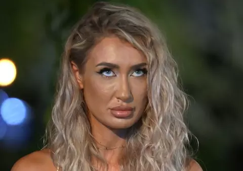 Maria Avram s-a sărutat cu ispita Cătălin la „Insula Iubirii” 2025. Imaginile au dat-o de gol: „Nu vreau să dau vina pe alcool, dar am băut prea mult”