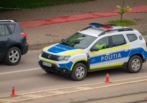 Un şofer de 24 de ani din Constanţa a intrat cu maşina în şapte autoturisme parcate. Conducătorul auto nu a putut fi testat cu etilotestul