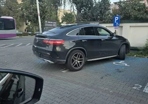 Un bărbat din Cluj, prins parcat pe două locuri pentru persoane cu handicap, a stârnit o adevărată furtună în online
